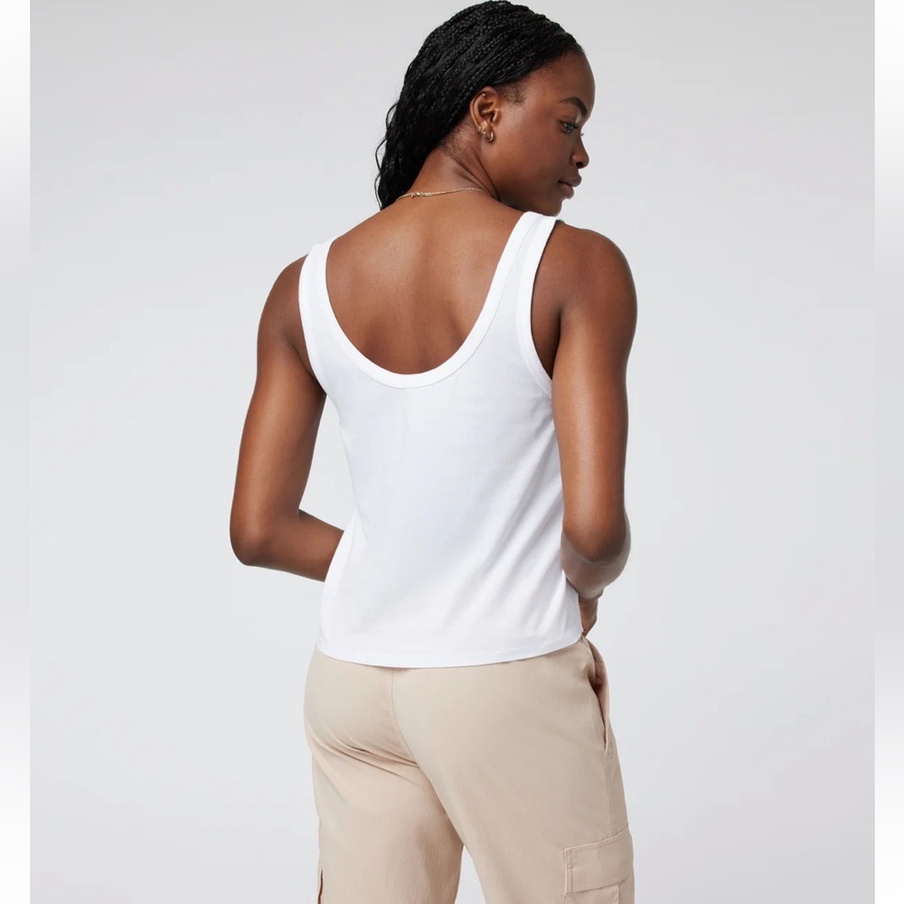Vuori Classic White Sutton Relaxed Tank Top Size Medium